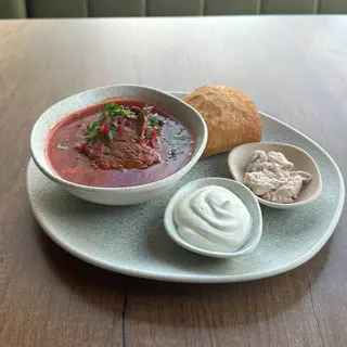 Borș roșu cu carne de vită