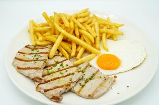 Bife de Frango, Ovo e Batata Frita