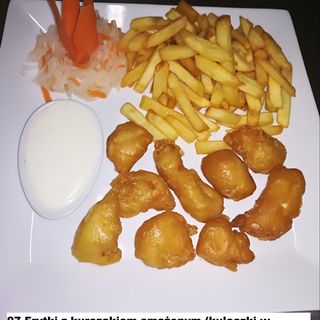 07 Frytki z kurczakiem smażonym i surówką