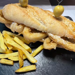 Bocadillo calamares con alioli