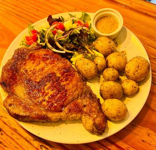 Chuleta ibérica con patatas fritas y pimientos