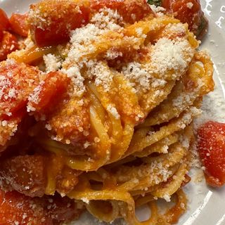Spaghetti pomodoro, basilico e grana