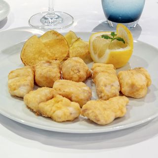 Delicias de merluza rebozados con harina de arroz y salsa Tártara