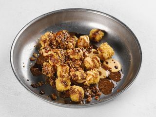 Сир фрі з сирним соусом та кріспі чилі