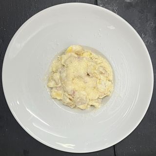 Tortellini con Panna e Prosciutto