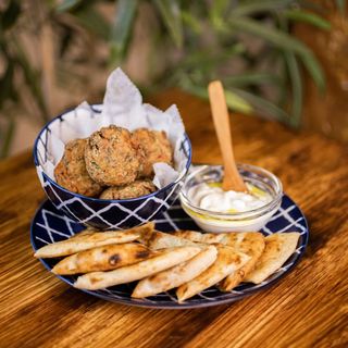 Falafel con salsa de yogurt y pan de pita