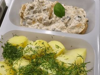 Pulpety wieprzowe 3 szt. na sosie szpinakowym, ziemniaki, surówka