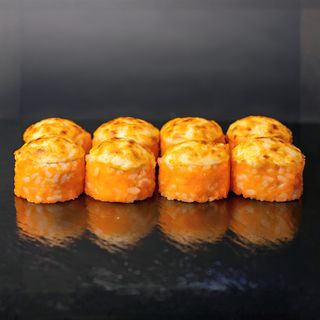 Запечений рол з креветками в ікрі