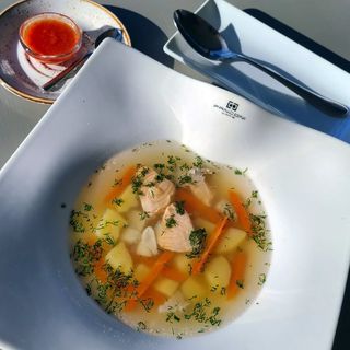 Рибна юха з лососем та тилапією