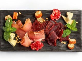 Добірка витриманих сирів і в’ялених делікатесів (150g)