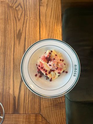 Шоколадний бісквіт з кремом Маскарпоне та сезонними ягодами (200г)