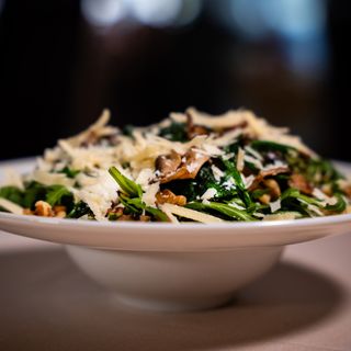 Insalata di spinaci, noci, pera e parmigiano