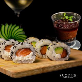 Combo Philadelphia + Mousse de chocolate + 2 sashimi de salmon