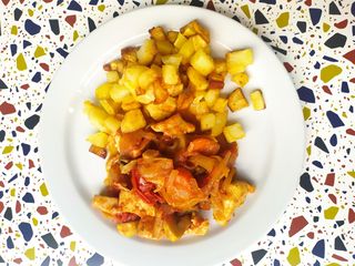 Pollo con salsa de cerveza acompañado de patatas fritas 