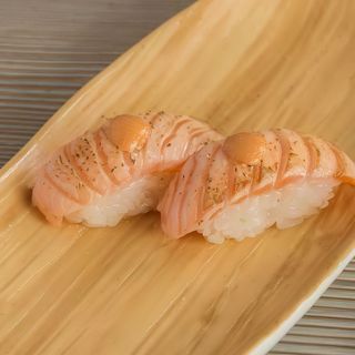 Nigiri salmón flambeado (2pz)