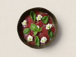 Carpaccio z tuńczyka z dressingiem z anchois i oleju truflowego (250g)