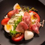 Салата с прошуто крудо, домати и яйца (280г)