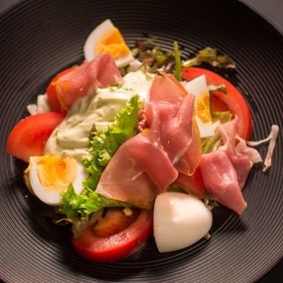 Салата с прошуто крудо, домати и яйца (280г)