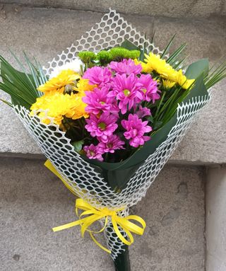 Букет от 3 хризантеми с богата зеленина и луксозна опаковка (1бр)