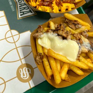 Patatine salsiccia e formaggio