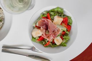 Салат з прошутто та теплим сиром Брі (210г)