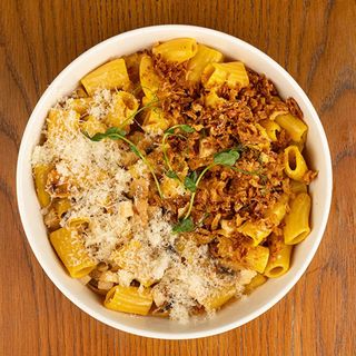 Сирна паста з куркою та грибами