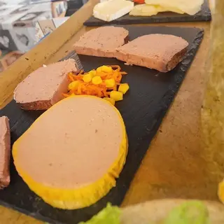 Surtido de patés con pan tostado