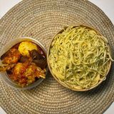 Plain spaghetti and pepper sauce 