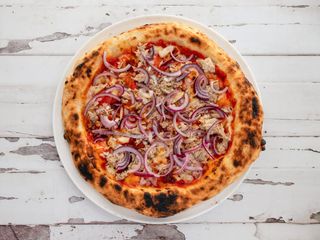 Atún y cebolla roja 