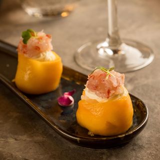 2 gunkan di gambero rosso, mango e phialdephia