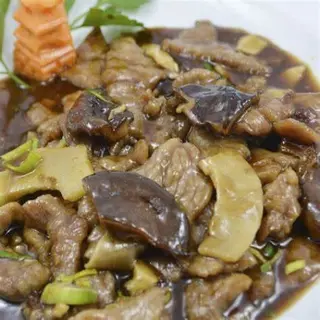 Ternera con Bambú y Setas Chinas