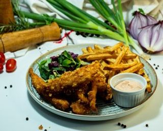 Crispy crocant de pui, cartofi prăjiți și sos