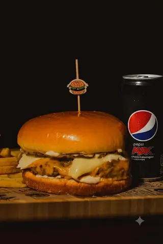 Cheeseburger + Pepsi MAX