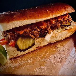 Kanapka z szarpaną wieprzowiną 