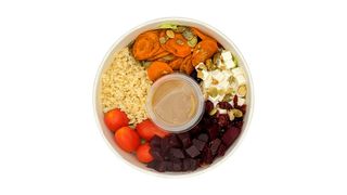 Sałatka z pieczonym burakiem i kaszą bulgur