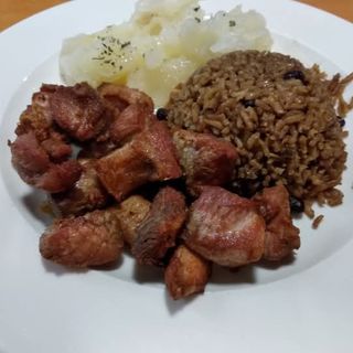 Masitas De Puerco Frito Con Arroz Congrí Y Yuca Con Mojo