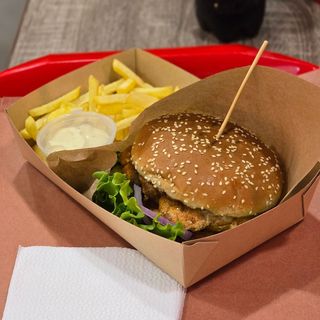 Куриный бургер и картофель фри/ Chicken Burger & Fries