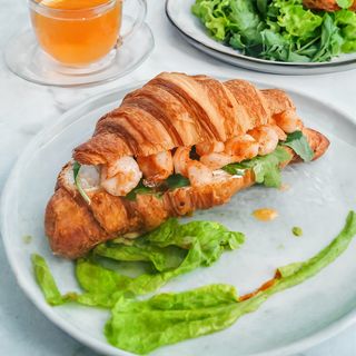 Круассан с креветками