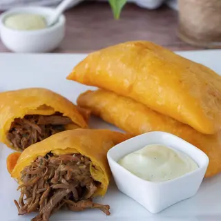EMPANADA DE CARNE MECHADA