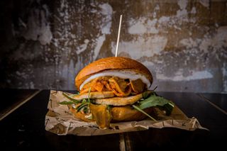 Vrutal'S Banh Mi  Burger con Patatas Fritas