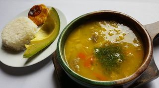 Sopa de mondongo con arroz blanco y aguacate