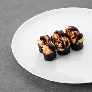 Zapieczony hosomaki roll z łososiem  	