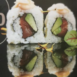 120. Uramaki De Salmón Picante (8 Uds.)