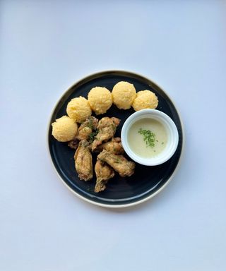 Aripioare prajite cu mamaliguta