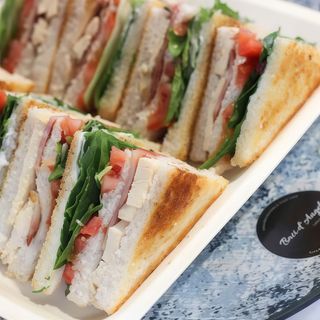 Sandwich Club tostado de pollo, bacon, espinacas y tomate (12 unidades)