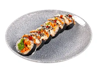 Futomaki chrupki z tempury z opalanym łososiem