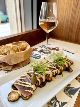 Tataki di tonno con salsa tonnata, fiore al cappero e misticanza