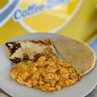 Huevos Pericos Con Arepa