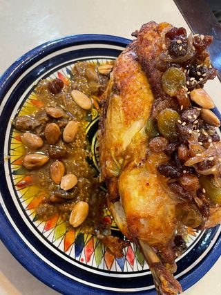 Pollo Entero con Salsa y patatas fritas  y almendras 