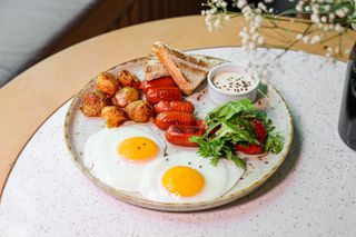 Яєчня з сосисками, легким салатом і сирними тостами (380г)